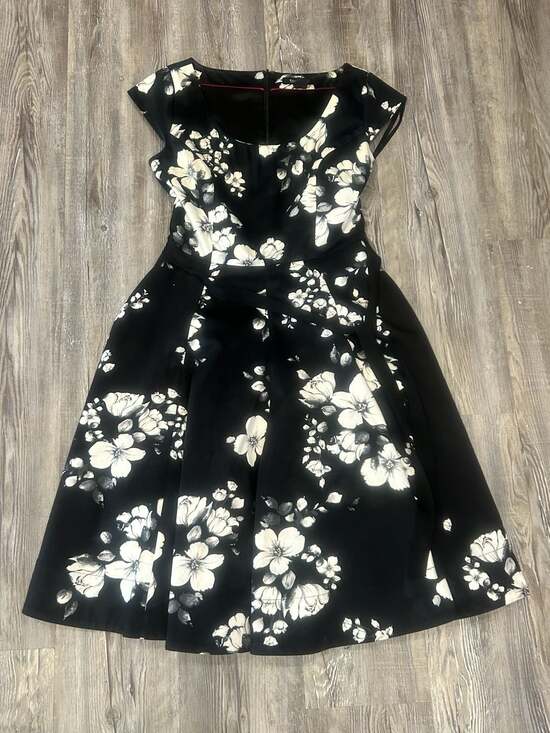 White House Black Market Dresses & Skirts - White House Black Market Floral Cap Sleeve Fit and Flare Dress Size 2